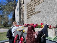 Волонтёры Лужского института провели церемонию возложения цветов на Лужском рубеже