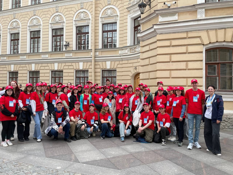 Студенты Лужского института - волонтеры на "Алых Парусах"